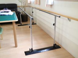 歩行訓練用手すりと床
