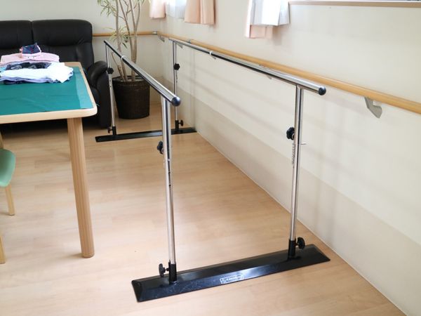 歩行訓練用手すりと床