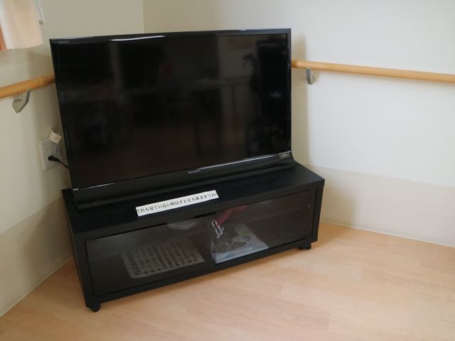 テレビと手すりのある部屋 テレビ 手すり付きで安全に配慮された居室です。過ごしやすい環境で、日々のリラックスタイムをお過ごしいただけます。
