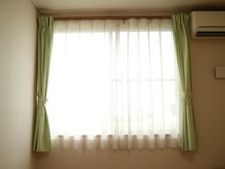明るい窓辺のカーテン