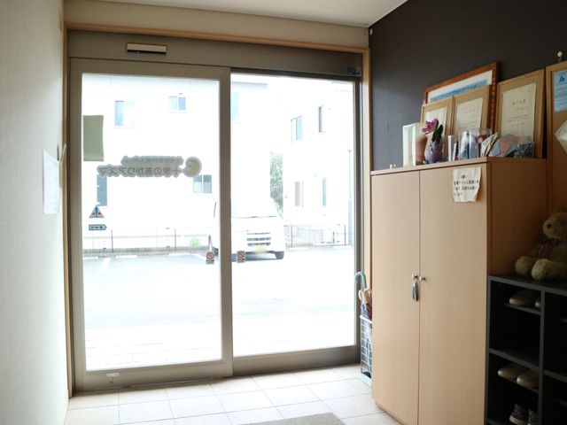 明るい入り口と受付 玄関 受付近くの入り口からは自然光が差し込み、訪れる方を暖かく迎え入れます。チェックインもスムーズです。