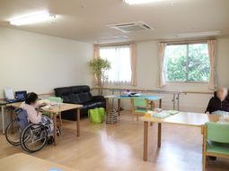 共有スペースでくつろぐ人々