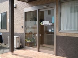 ガラス扉のある建物エントランス