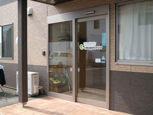 ガラス扉のある建物エントランス