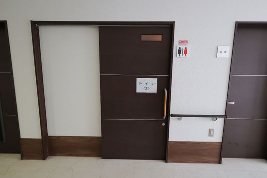 茶色のドアと案内表示