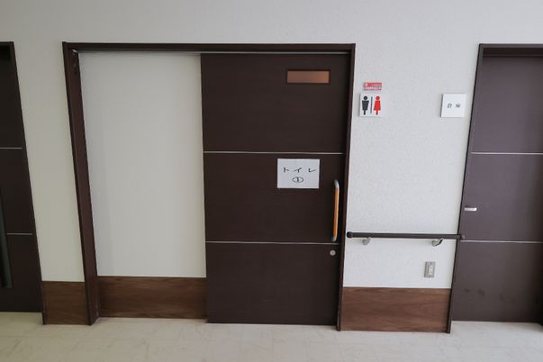 茶色のドアと案内表示