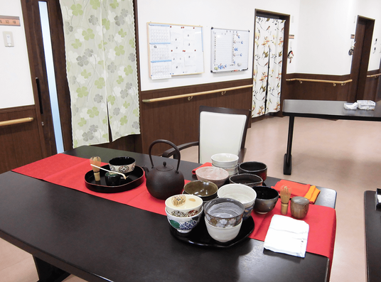 和の食器並ぶテーブル