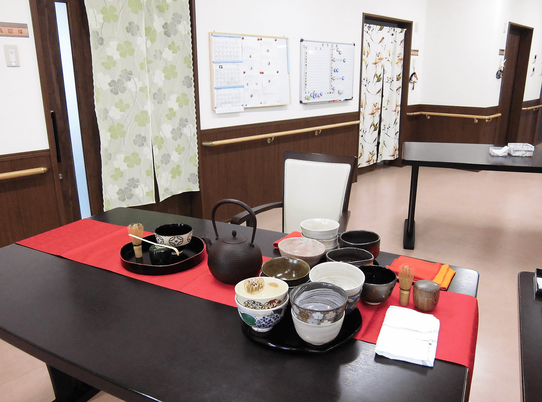 和の食器並ぶテーブル