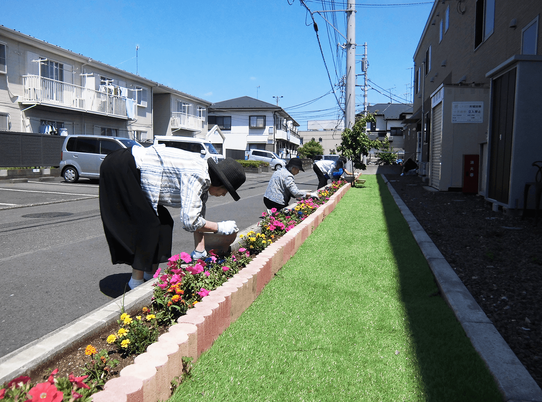 色とりどりの花が咲く庭
