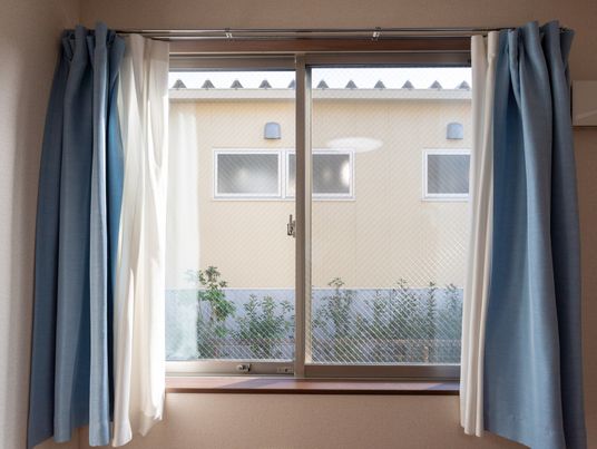 明るい窓辺の居室