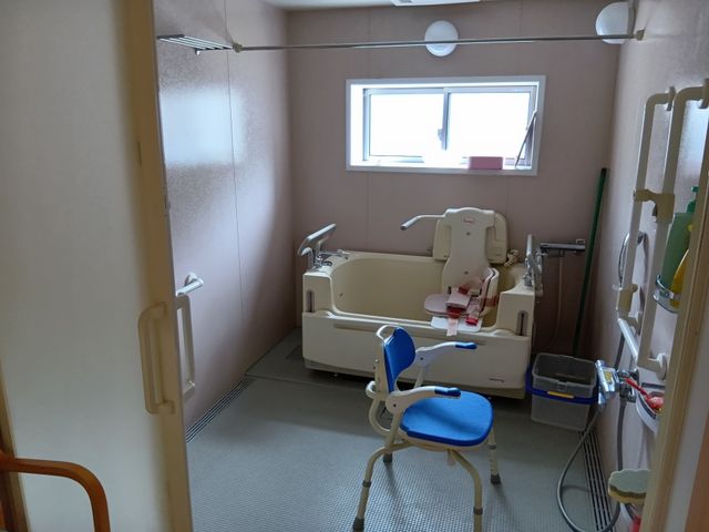 使いやすい浴室 浴室 広々として使いやすい設備が整った浴室です。自然光が差し込むので、明るく快適な時間を過ごせます。
