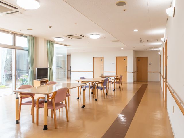 窓際の明るい部屋 ラウンジ 自然光がたっぷり入り、快適な空間でリラックスできます。就業時には穏やかな雰囲気を体感できます。