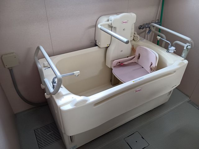 機能的な浴槽 浴室 安全面に配慮された浴槽は、介助がしやすい設計です。座りやすく安心して利用可能です。