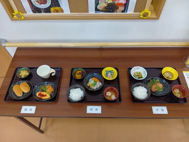 食事メニュー展示コーナー 掲示物 日々の食事例が展示されています。バランスの取れた食事は健康を支えます。