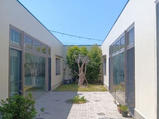 中庭のある通路  