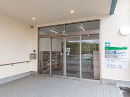 エントランス扉と掲示板