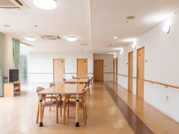 広々とした廊下とテーブル