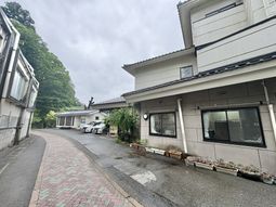 緑に囲まれた外観