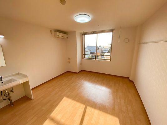 明るい居室の一角