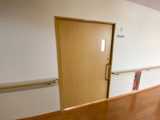 廊下にあるシンプルな扉