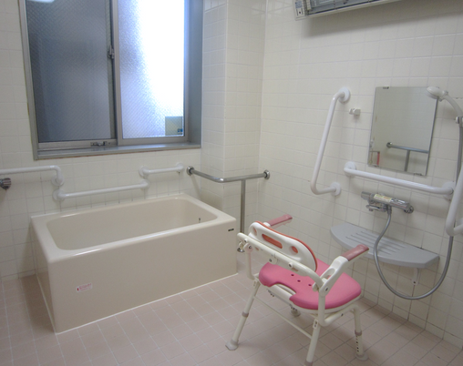 バリアフリーの明るい浴室