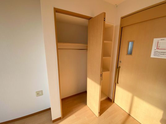 明るい居室の入口