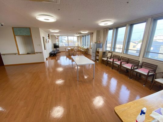 広々とした明るい食堂