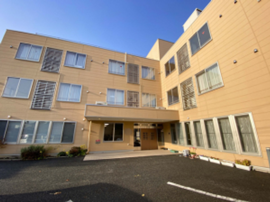 明るい日差しの外観