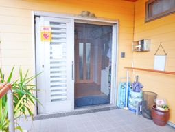 エントランスの明るい風景