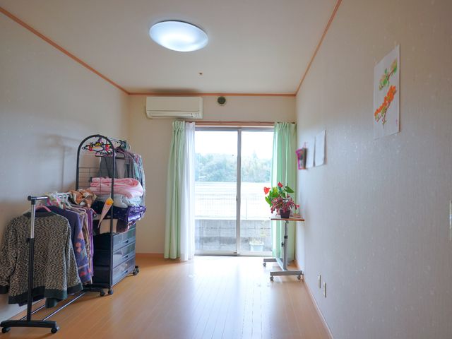 居心地の良い居室の一角 居室 居心地がよく、窓から自然光が入る部屋です。個人の趣味や好みが反映された空間でのびのびと過ごすことができます。