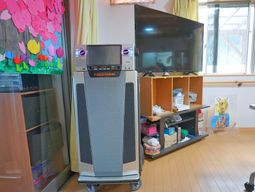 カラフルな装飾の多目的室