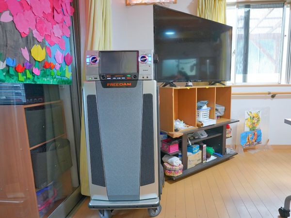 カラフルな装飾の多目的室