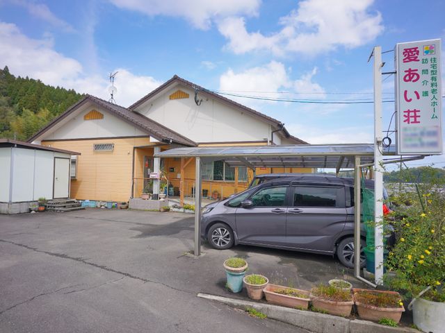 施設外観と駐車スペース 外観 自然豊かな環境に佇む施設で、ゆったりとした日々を過ごしませんか。気配りが行き届いた快適な勤務環境を整えてお待ちしています。