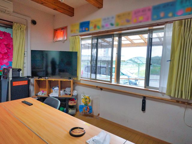居心地の良い休憩室 共用スペース 広々とした明るい休憩スペースで、日々の疲れを癒し、コミュニケーションも図れます。温かみのある窓辺のデザインが心地よい雰囲気を演出しています。