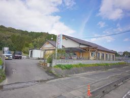 静かな郊外の建物外観