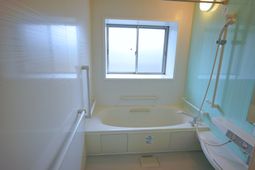 明るいバリアフリーの浴室