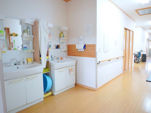清潔な洗面台と廊下