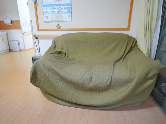 緑色のソファがある待合室