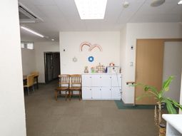 ロビーの壁面装飾と植物