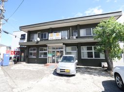 施設の外観と看板