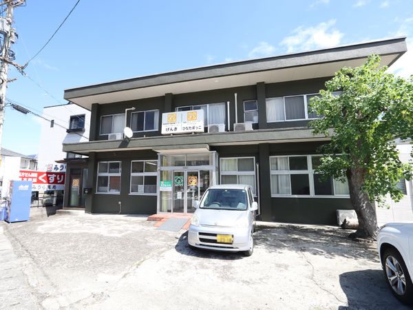 施設の外観と看板