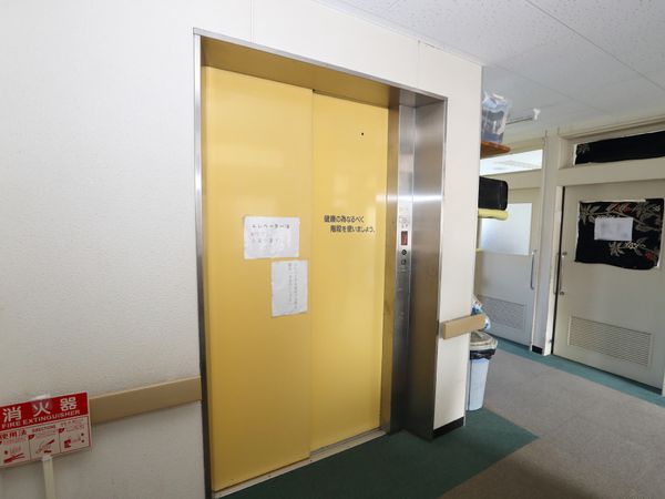 黄色いエレベーターの扉