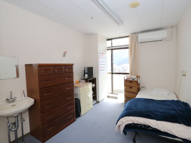 明るい個室の居室 居室 日差しの入る清潔な個室です。ご自身の家具を配置しやすい広さがありますので、プライベートな空間をお作りいただけます。