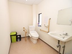 バリアフリー設計のトイレ