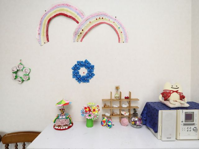 手作り装飾の飾られた壁 装飾 工作活動で生まれたカラフルな装飾が壁に飾られ、利用者の創造性が光る温かな空間です。手作り感あふれる品々が、日々の生活に彩りを添えています。