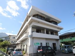 白い外壁の建物外観