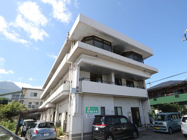 白い外壁の建物外観