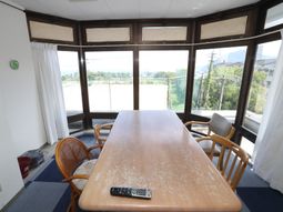 明るいラウンジ空間