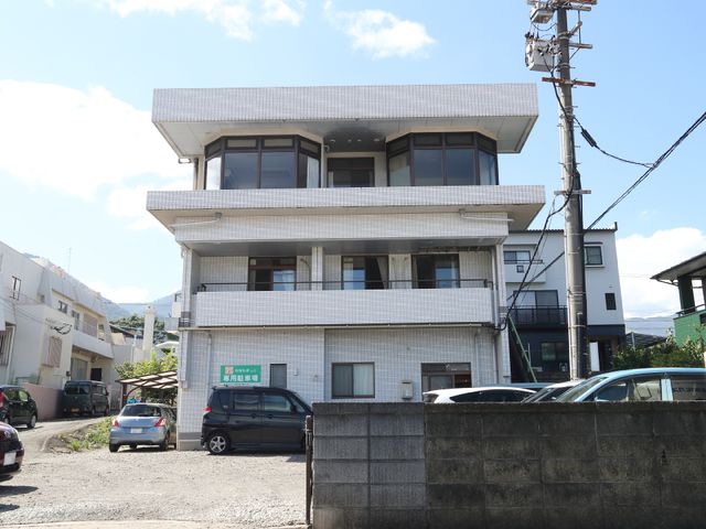 建物外観の写り方 外観 清々しい天気のもと、清潔感のある外観を保つ当施設。新しい職場環境として、心地よいスタートを切れそうです。