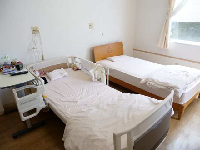 居心地の良さそうな居室 居室 二つのベッドが配された居室で、お一人おひとりのプライベートが尊重された空間となっています。明るい窓辺で、ゆったりとした時間をお過ごしいただけます。
